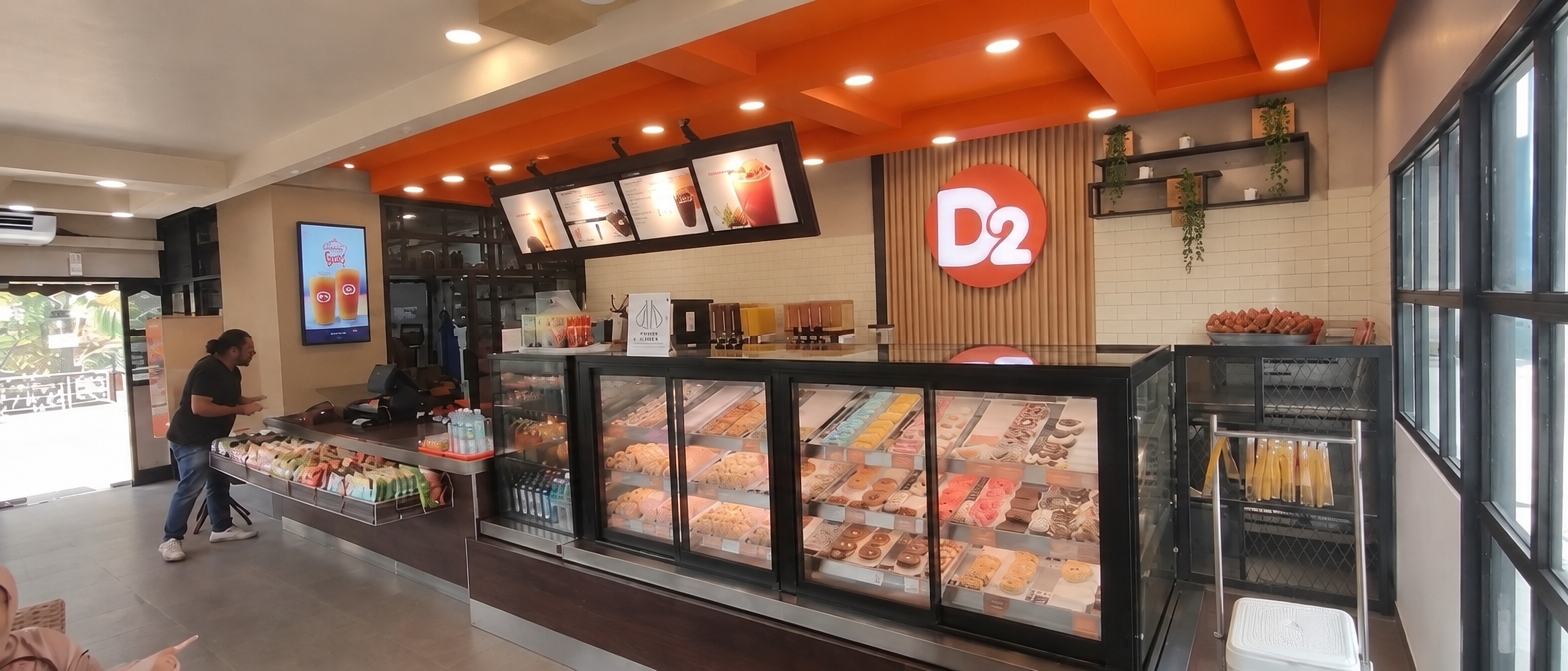 rak besi hiasan yang ada tanaman dipendekkan ke arah atas sampai batas ketinggian keramik putih, warna dinding keramik putih disamakan semua warnanya menjadi warna cream.
plafon orange diatas meja penjualan difoto pertama diganti seperti difoto kedua. yang lainnya jangan dirubah
rak besi hiasan yang ada tanaman hias dinaikkan diatas batas tinggi keramik dinding sehingga keramik ketinggiannya rata. yang lain jangan dirubah
bentuk rak besi hitam hiasan dibuat seperti digambar sebelumnya, hanya posisinya saja yang dinaikkan. ketinggian keramik sudah sesuai jangan dirubah