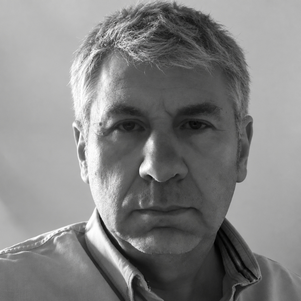 velmi krátké vlasy